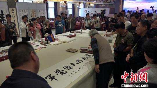 �й��黭���������ϯ������д��һ�����ȱ��˴�Ե����һ��������Ʒ�󣬼Ӹ�ӡ�¡�������ϼ ��